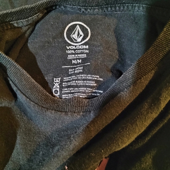 Volcom Size Medium Black Shirt With Volcom Logo On Front And Back - Picture 4 of 4